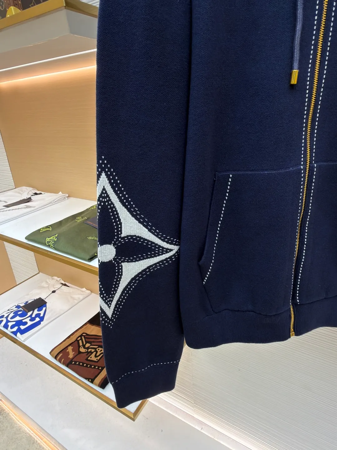 LOUIS VUITTON four-leaf clover zipper jacket ●Authentic product: purchased and developed by 17459 ●Item number: 1681002-C10 ●Fabric: combed siro spinning ●Technology: knitting ●Version: fitted version ●Weight: about 1070 grams ●Size: S-M-L-XL ●Description: The fabric is made of 60-count double-strand combed siro spun yarn, which is twisted into one strand from 3 yarns, and is fixed-dyed in beige gray. Imported 1 4 knitting machines are used. A variety of local jacquard techniques plus an extremely complex double-sided middle plating technique can make the pattern convex and increase the thickness. Fine 16-needle sewing plate plus flat turning technology. The whole piece is washed with soft water. Same style for men and women!